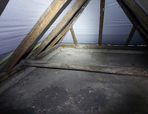 Zateplení stropu rodinného domu pomocí foukané izolace